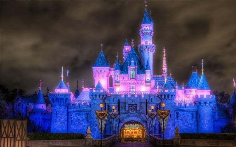 Mural de papel pintado con un castillo iluminado encantador, tamaños personalizados disponibles