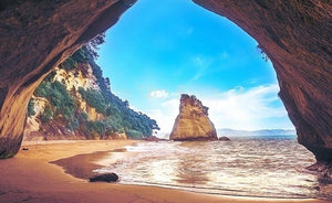 Mural cueva junto al mar con playa, tamaños personalizados disponibles